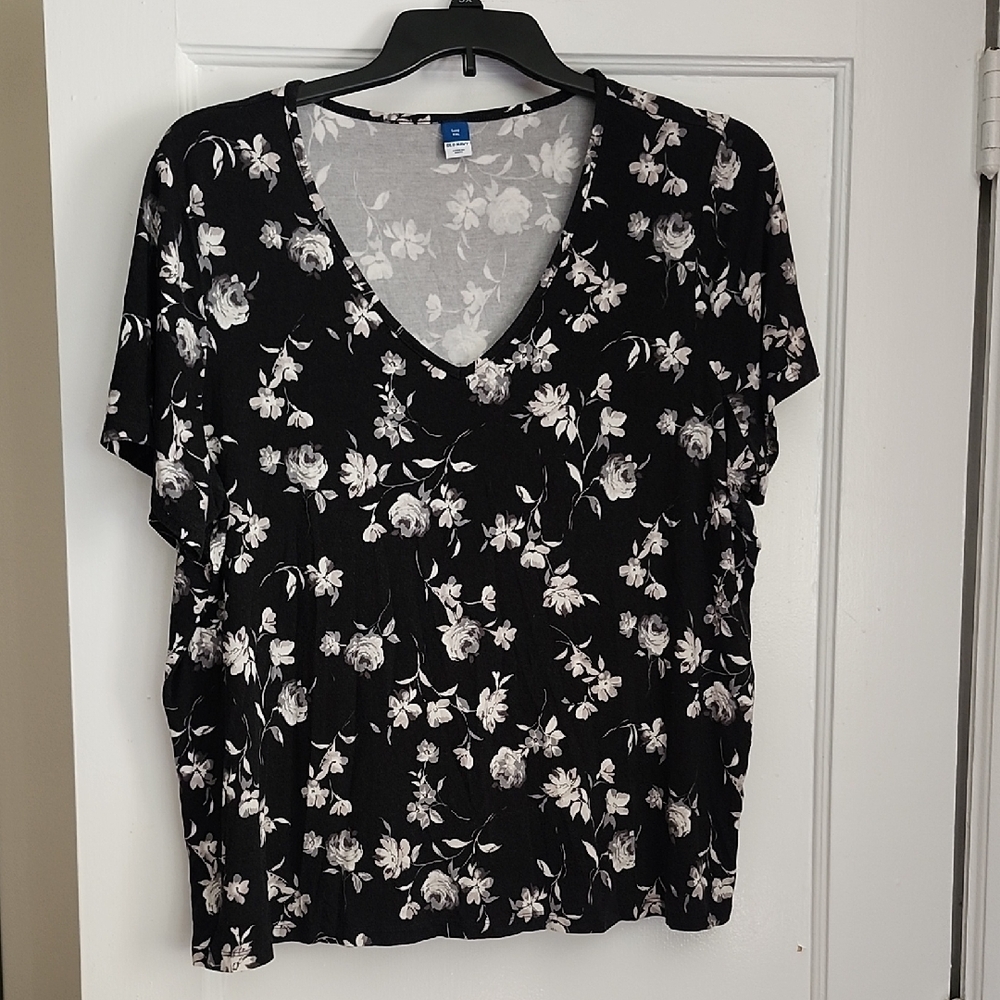 Old Navy Luxe Black and White Floral Short Sleeved T-shirt